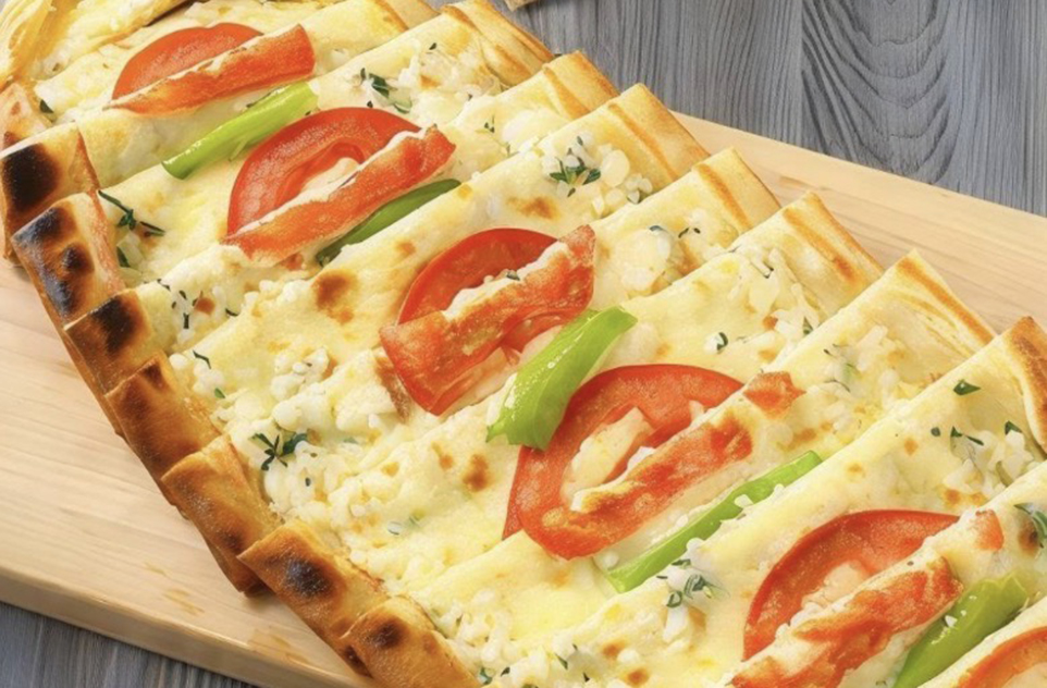 Bahar Pidesi (Beyaz Peynirli kaşarlı) Bahar Pidesi (Beyaz Peynirli kaşarlı)